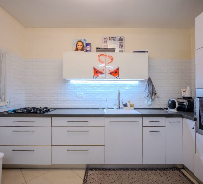 למכירה בבלעדיות | שכונת בית יעקב / נווה צה״ל, נטעים 14, תל אביב | דירת גן מרווחת ומשופצת מהיסוד