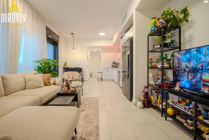 y2_3_AKwM5hNBGA_20251109