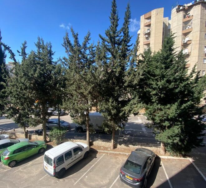 דירת 4 חדרים משופצת בלב השכונה – חזרה לשוק לכניסה מיידית! | רחוב סרלין 3, תל אביב